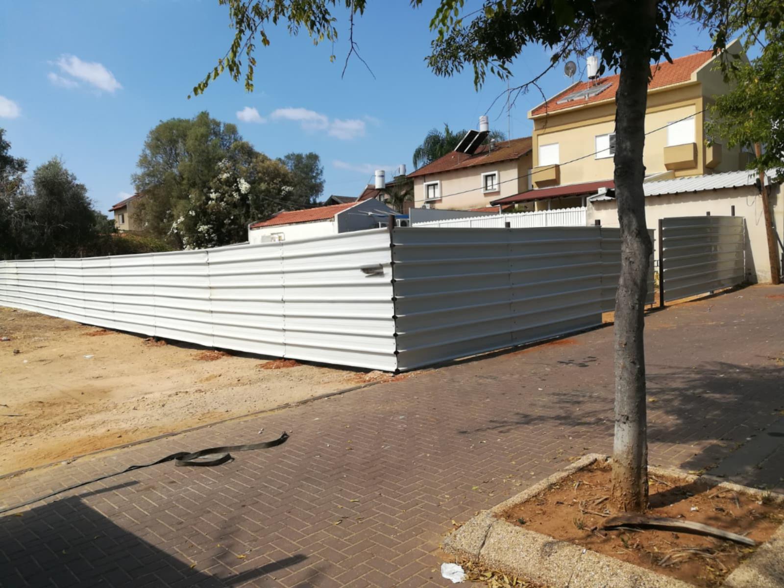 שערי כניסה ומחסומים לאתרי בניה